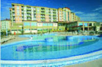 Aussenansicht und Pool von Hotel Karos Spa in Zalakaros / Ungarn