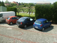 Hollik Apartments - Parkplatzansicht